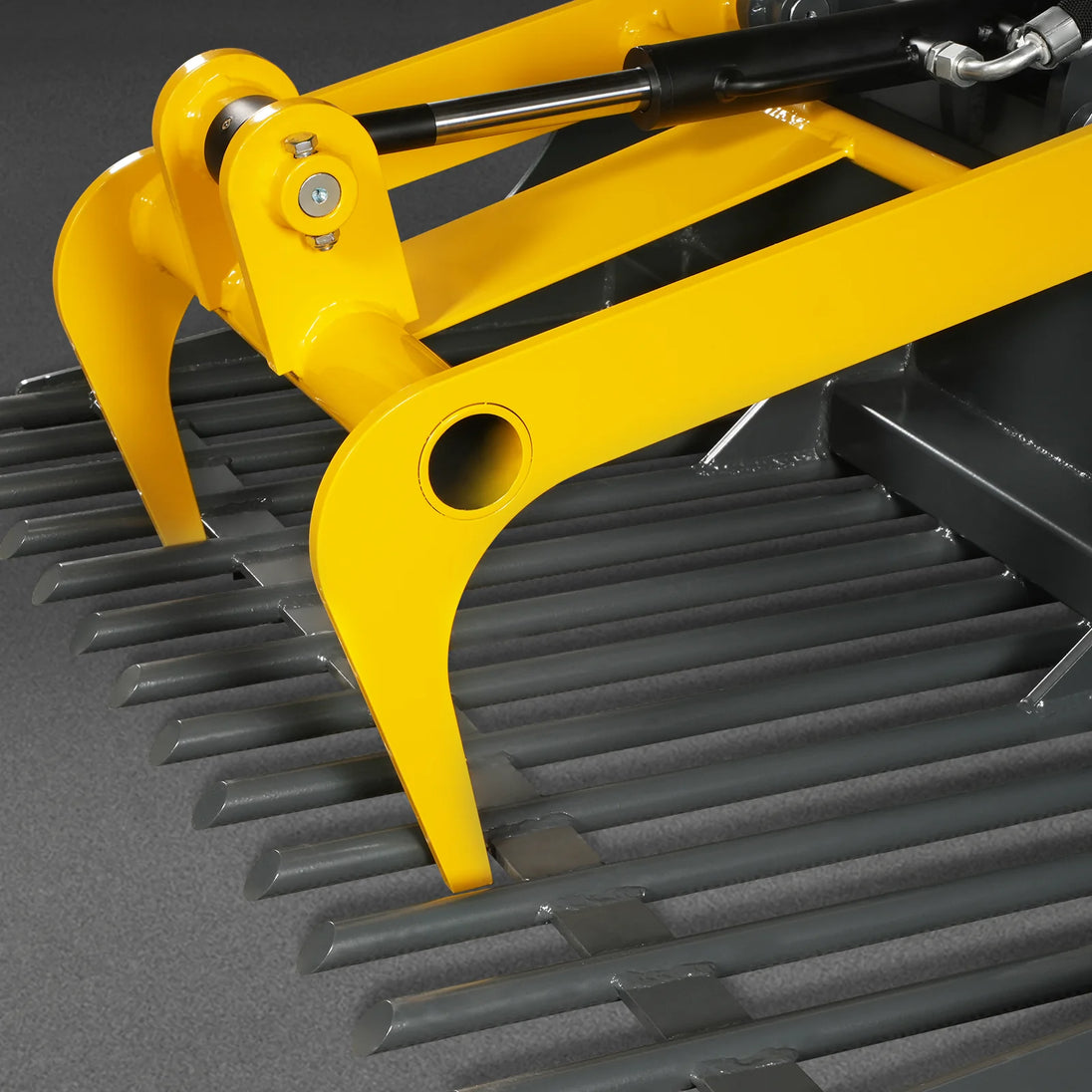 MechMaxx 20" Rock Grapple Bucket — Mini Skid Steer Attachment