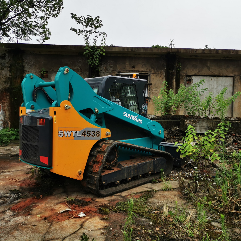 Sunward SWTL4538 compact track loader side view, rubber tracks