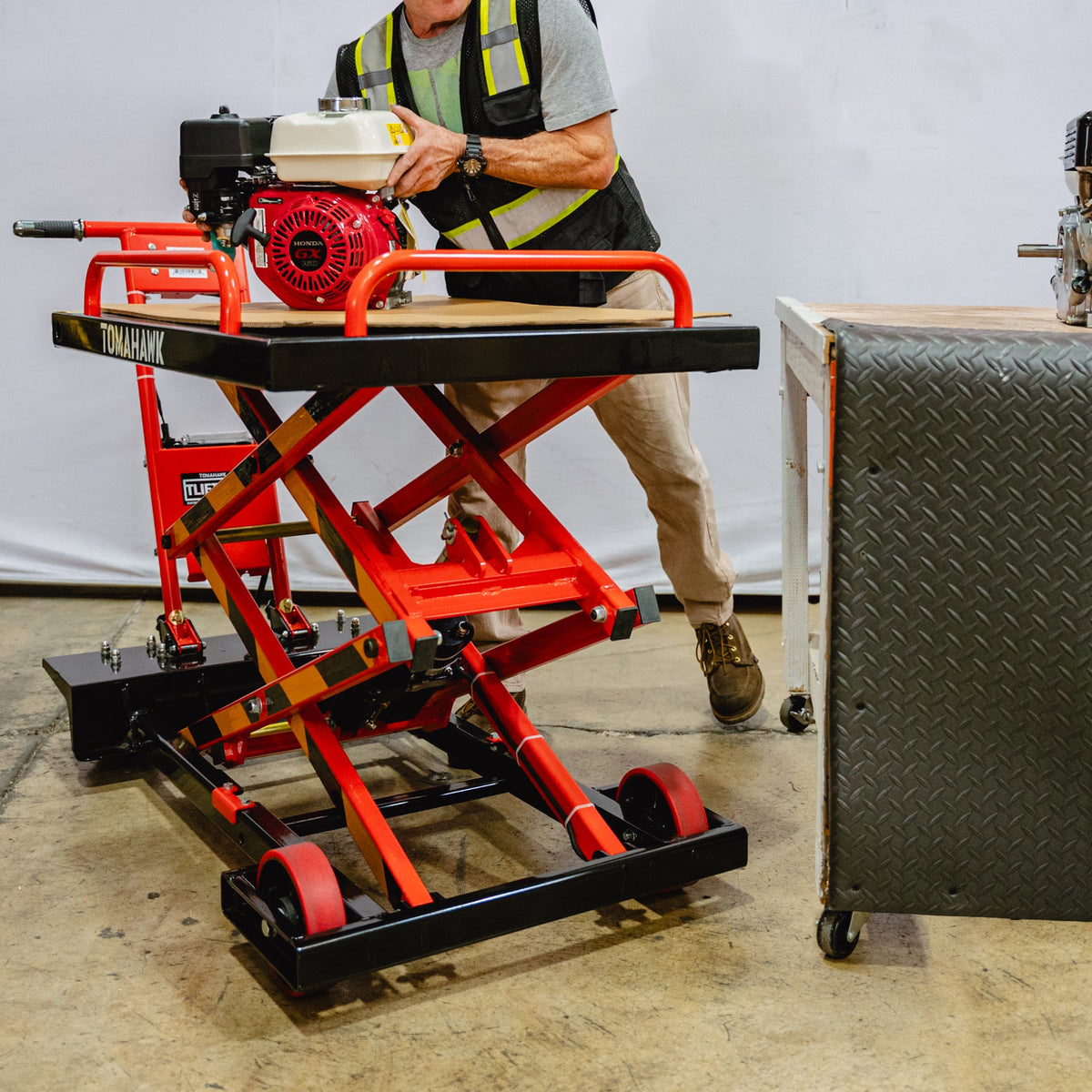Electric Hydraulic Lift Table 600 lb, 59 in. Extension Portable Powered Scissor Lift Cart for Warehouses, Shops & Material Handling - view 7