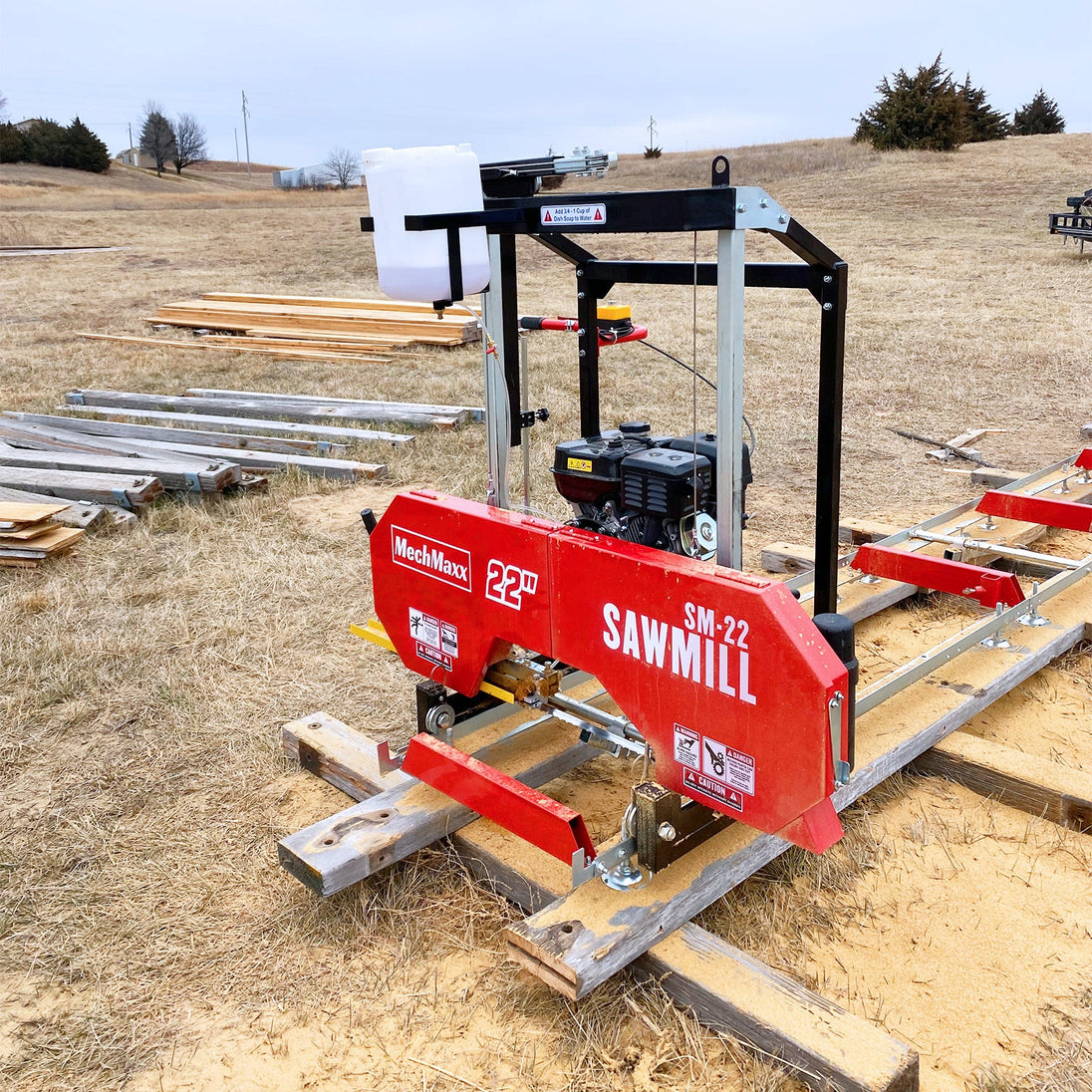 MechMaxx 22 inch Portable Sawmill SM-22 cutting logs